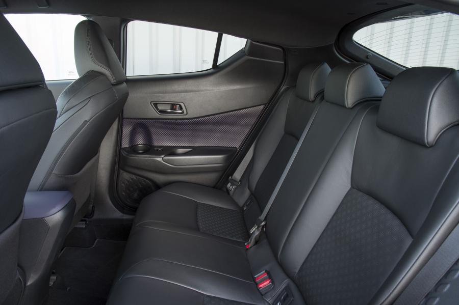 Интерьер Toyota C-HR 2016 года  (UK) (фото 9 из 32)